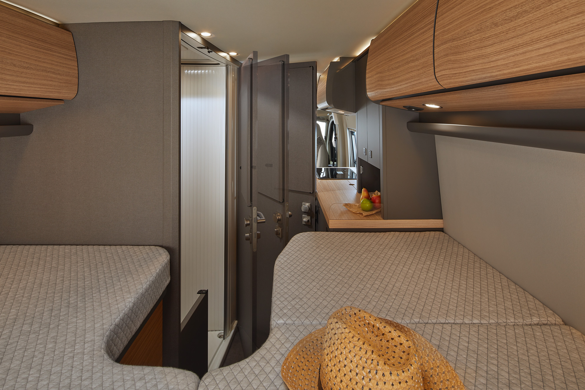 RET-2026_MalibuVan_firstclass-tworooms_GT-skyview_640LERB_Durchsicht-hv_Tag_London_Stufen