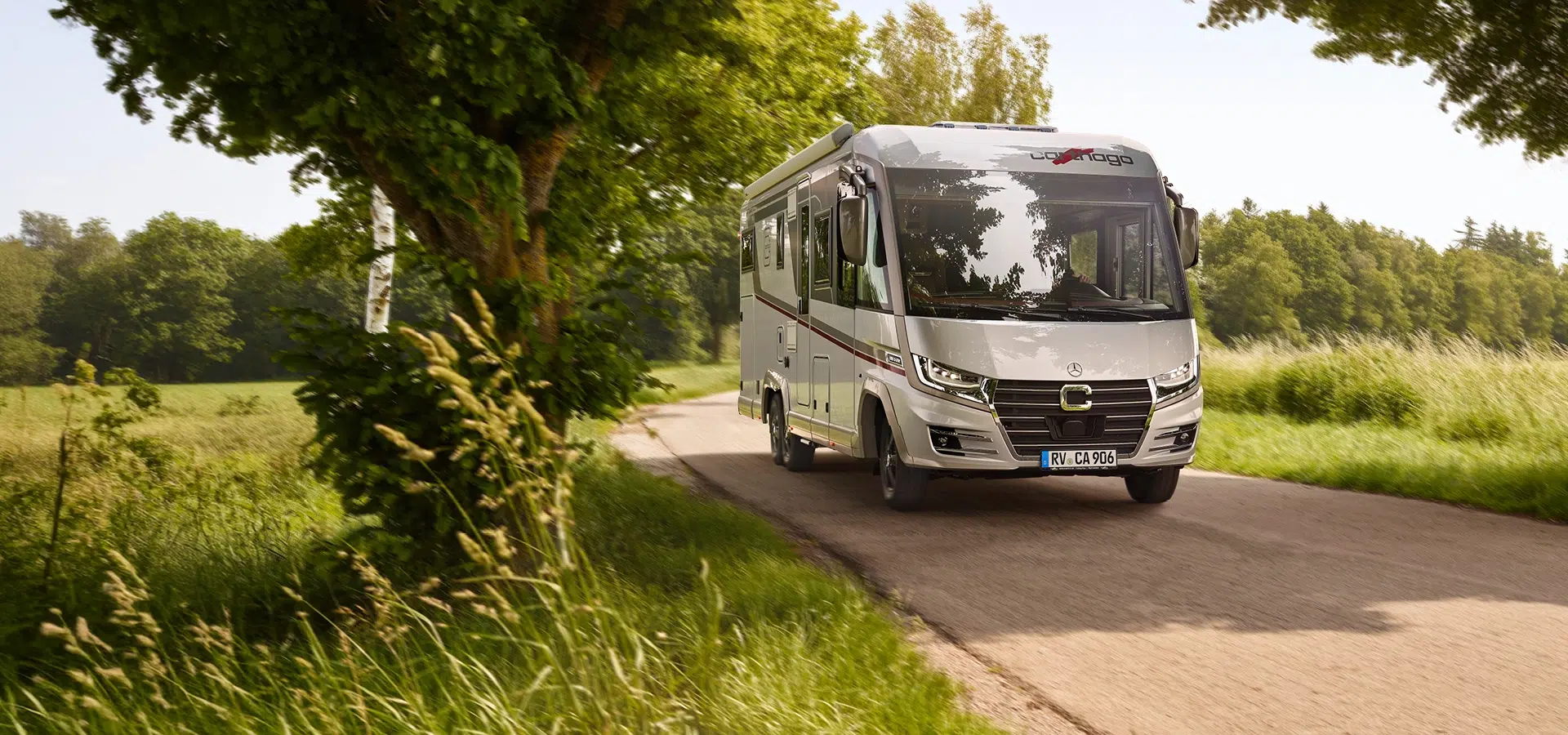 Carthago Reisemobil auf einer Landstraße im Grünen
